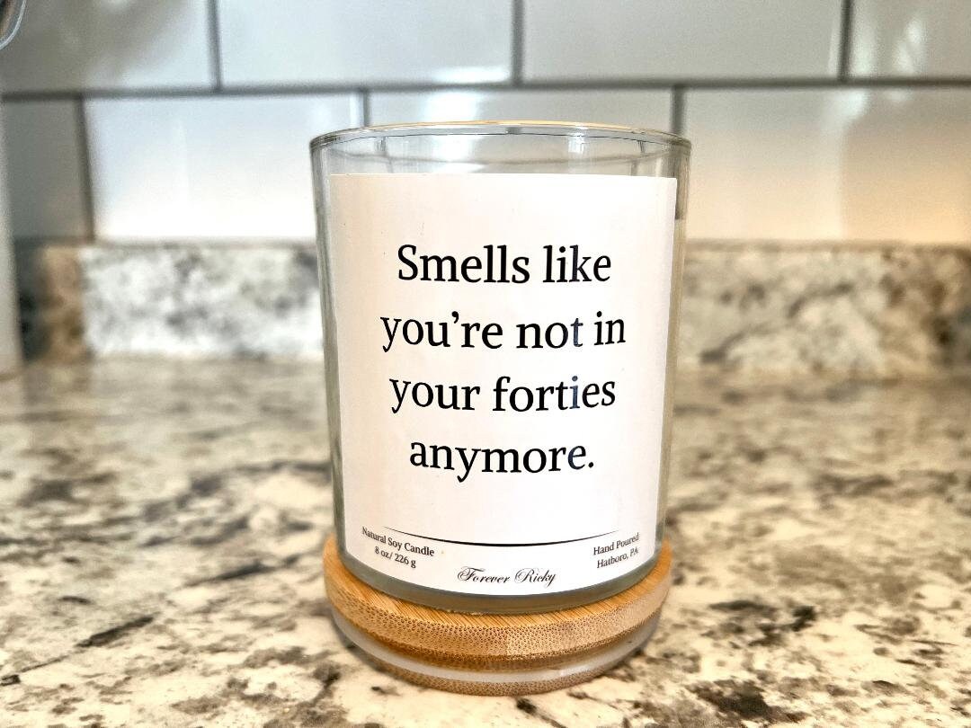 Candela Profumata 50° Compleanno “Smells Like You're Not In Your Forties Anymore” – Lavanda 270ml, Regalo Divertente