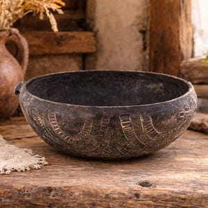 Italiaans keramiek. Handgemaakt aardewerk. Keramische kunst. Neolithisch aardewerk. Oude kom van klei uit de Ozieri-cultuur (3300-2700 v.Chr.). Rustieke decoratie. Oud