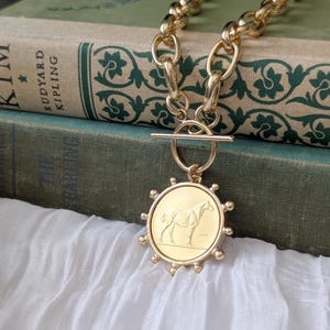 Collar con medallón de moneda de caballo vintage de oro - Réplica de moneda francesa de inspiración vintage, collar llamativo con capas gruesas