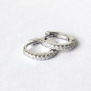 Delicati orecchini a cerchio con zirconi cubici pavé: stile minimalista in argento sterling – regalo di Natale per lei, regalo di Natale