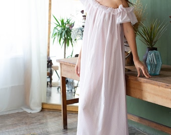 Puede incluir: Camisón largo blanco con un delicado estampado de lunares rosas y ribetes con volantes. El diseño de hombros descubiertos y la silueta fluida crean un look cómodo y elegante. El camisón está hecho de una tela ligera.