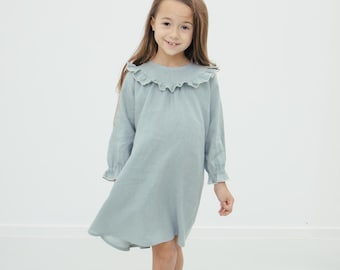 Vestido de lino con volantes: corpiño estilo delantal para niñas