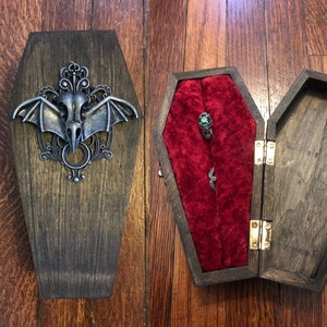Vintage inspirierte Sarg Ring Schmuckschatulle Victorian Gothic Fledermaus Schädel Hochzeitsvorschlag Holzhalter