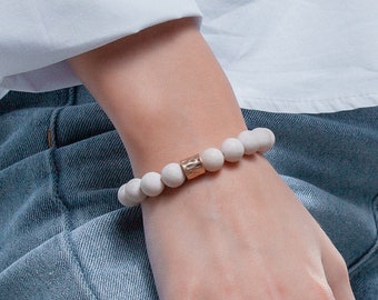 Natural Beaded white Bracelet, Semiprecious Stones Bracelet, Neutral tone bracelet with gold charm, Unisex Beaded Bracelet