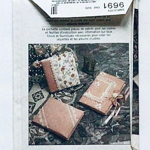 Puede incluir: Un sobre de patrón de costura Simplicity para crear álbumes de fotos y chaquetas. El sobre presenta un primer plano de tres álbumes de fotos diferentes con cubiertas de encaje y tela floral. El número de patrón es 1696.