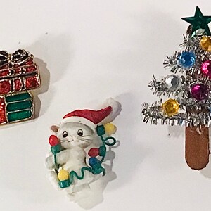 Vintage Drei Weihnachtsfeiertags Broschen oder Anstecknadeln - Kitty mit künstlichen Lichtern, verziertem Baum und buntem emaillierten Stapel