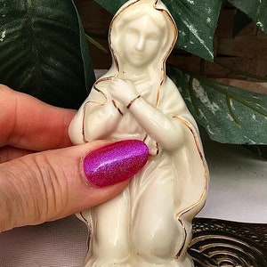 Christmas is coming - Collectible Vintage LEFTON Nativity Mary Porcelain Figurine 1995 - Giftable