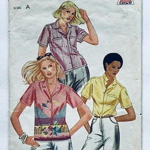 Pode incluir: Um padrão de costura vintage para uma camisa feminina, com três modelos usando diferentes versões da camisa. O padrão é da Butterick e é o número 3669. O padrão é rotulado como "Fast & Easy" e "Custom Fit".