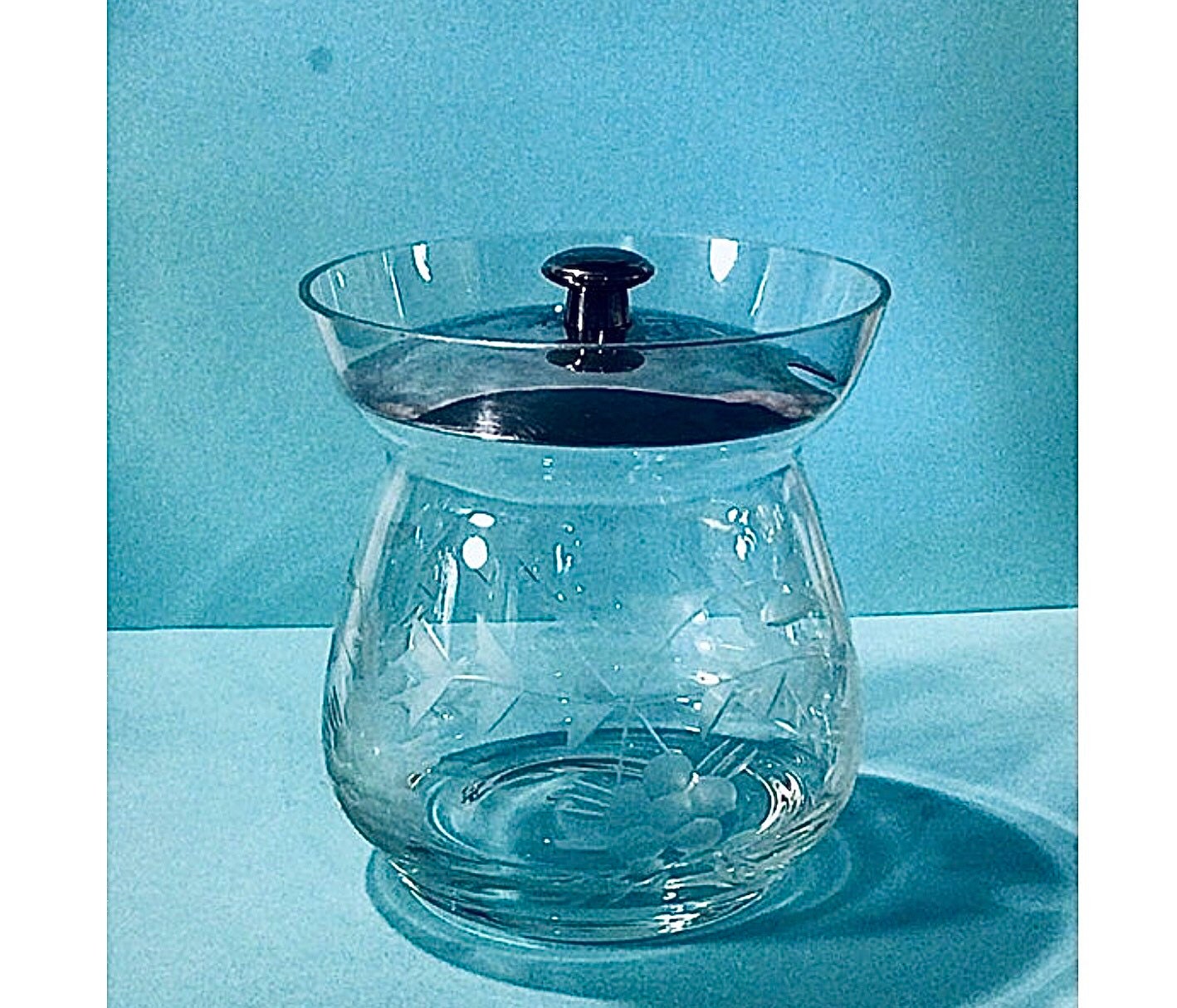 pot à sucre en verre transparent vintage ou pot gelée avec gravé? design et couvercle métal - offert