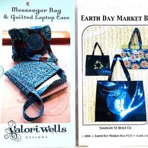Könnte beinhalten: Zwei Schnittmuster für Taschen. Das erste Schnittmuster ist für eine Messenger-Tasche und eine gesteppte Laptoptasche. Das zweite Schnittmuster ist für eine Earth Day Market Bag. Beide Schnittmuster haben ein blaues und weißes Blumenmuster.