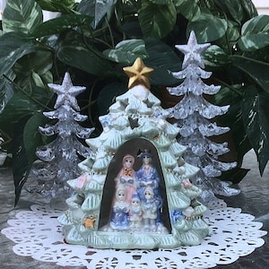 Christmas is coming - Ceramic Pastels with a Pearl Finish CHRISTMAS TREE Tealight House with Carollers Table Decoration - Giftable