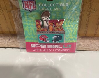 以下が含まれることがあります： NFLスーパーボウルLIXの公式ライセンスを受けたコレクターズアイテムのラペルピン。赤と白のフットボールヘルメットと緑と黒のフットボールヘルメットが特徴です。