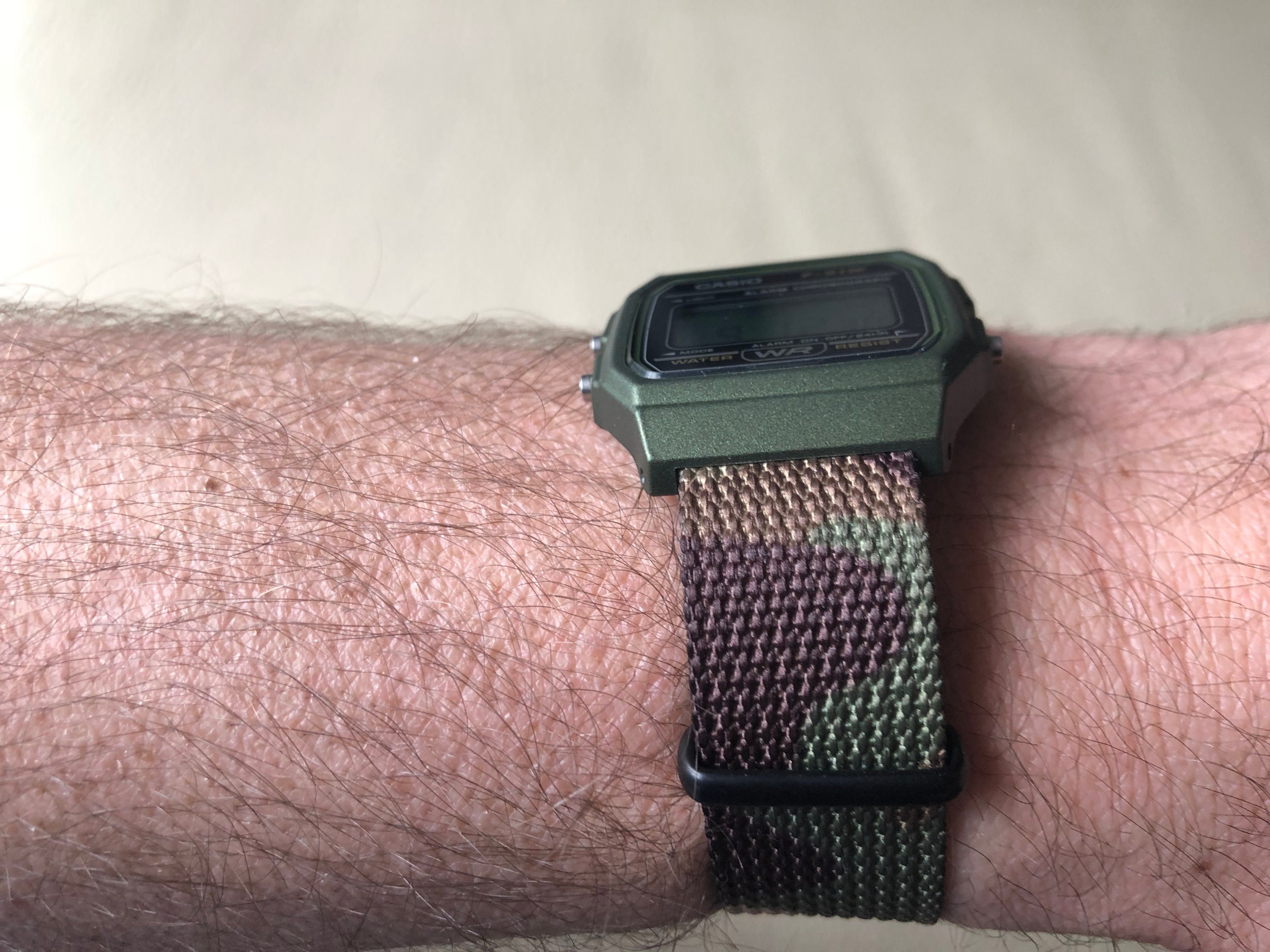 Groen Casio horloge op camouflageband | Etsy België