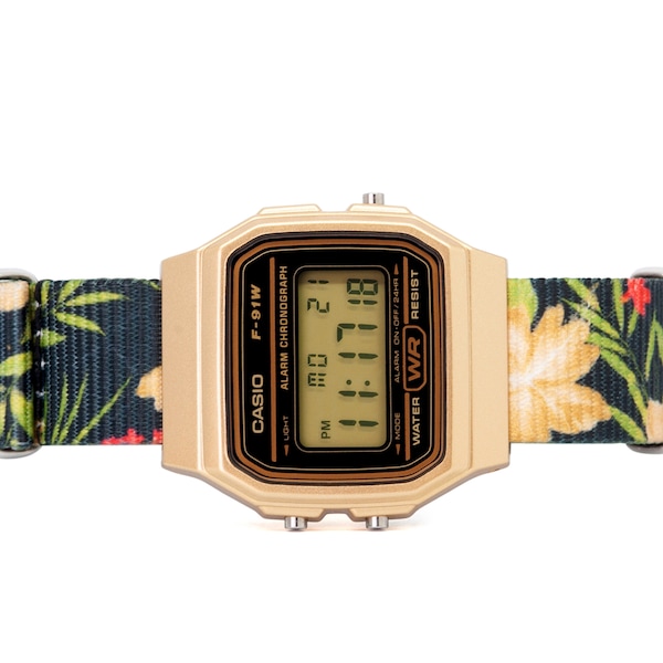 Reloj Casio dorado personalizado con correa floral negra