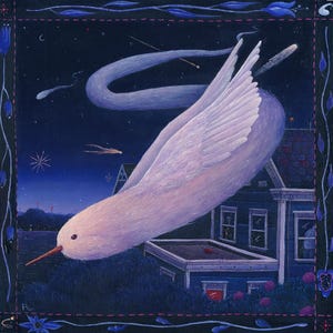 Peut inclure: Une peinture fantaisiste représente un grand oiseau blanc en vol contre un ciel nocturne bleu foncé parsemé d'étoiles et de traînées de comètes. Une maison bleue avec des fenêtres éclairées est en dessous. L'œuvre est encadrée d'éléments floraux bleus.