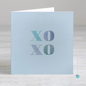 新しいベビーブルーまたはピンクのXOXOカード - 妊娠の性別発表 - ハグとキスおめでとう - あなたの特別なメッセージの詩で内側をパーソナライズ