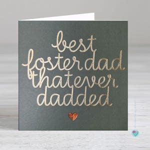 Meilleure carte pour père adoptif - idéale pour la fête des pères, merci - Typographie souvenir en feuille de cuivre doré - Ajoutez un message personnalisé à l'intérieur