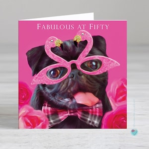 Carte d'anniversaire des 50 ans pour femme et homme - Carte Fabulous at Fifty - Carte de 50 ans avec un carlin flamant rose - Possibilité d'ajouter un message imprimé personnalisé à l'intérieur
