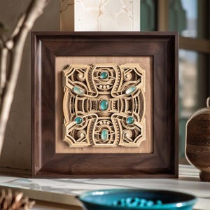 Può includere: Un'opera d'arte murale in legno con un design geometrico e accenti in vetro blu. L'opera è incorniciata in una cornice in legno scuro.