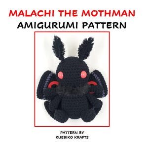 Könnte beinhalten: Ein schwarzes, gehäkeltes Amigurumi-Spielzeug in Form eines Mothman mit roten Augen. Das Spielzeug heißt "Malachi the Mothman Amigurumi Pattern" und ist ein Muster von Kuebiko Krafts.