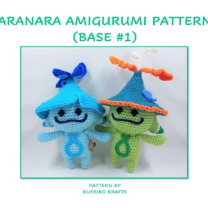Könnte beinhalten: Zwei gehäkelte Amigurumi-Spielzeuge, eines blau und eines grün, mit lächelnden Gesichtern und großen Hüten. Das blaue Spielzeug hat eine blaue Schleife auf seinem Hut. Das grüne Spielzeug hat eine orange und weiße Blume auf seinem Hut. Der Text "Aranara Amigurumi Pattern (Base #1)" befindet sich oben im Bild. Der Text "Pattern by Kuebiko Krafts" befindet sich unten im Bild.