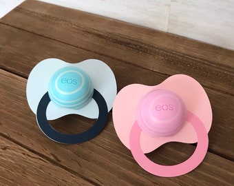 Chupete de recuerdo para baby shower / Porta bálsamo labial redondo EOS / Rosa o azul