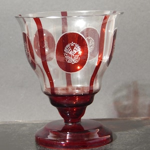 Antyczny, cenny, rubinowo-czerwony, czeski, kryształowy wazon w stylu biedermeier