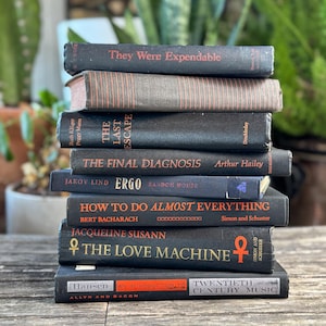 Paquete de libros vintage en negro y naranja para decorar estanterías de Halloween y decorar con motivos góticos. imagen 7