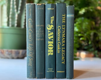 Libros decorativos vintage de mediados de siglo en verde cazador para decorar estanterías