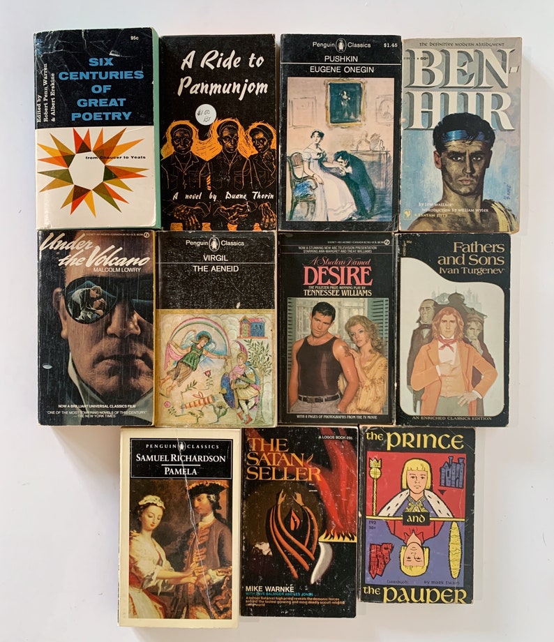 Pu&ograve; includere: Una collezione di libri tascabili con vari titoli, tra cui "Sei secoli di grande poesia", "Un viaggio a Panmunjom", "Eugene Onegin", "Ben-Hur", "Sotto il vulcano", "L'Eneide", "Desiderio", "Padri e figli", "Pamela", "Il venditore di Satana" e "Il principe e il povero".