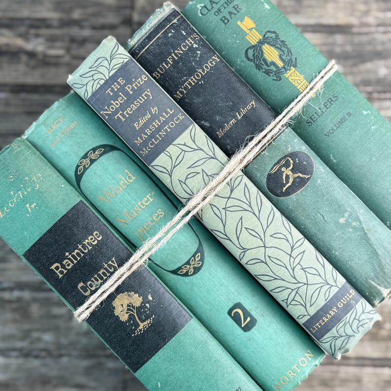 Puede incluir: Una pila de libros antiguos atados con hilo. Los libros tienen cubiertas de color verde azulado y verde oscuro con letras doradas y dise&ntilde;os decorativos. Los t&iacute;tulos incluyen "The Nobel Prize Treasury" y "Bulfinch's Mythology."