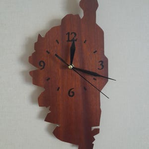 Corse , horloge en bois contour carte . Création artisanale française.