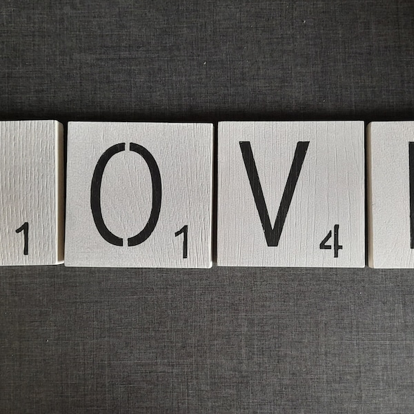 Love, lettres en bois, scrabble, à poser sur un meuble ou fixer au mur . Cadeau st Valentin