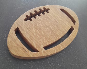 Rugbybollunderlägg i massivt trä, franskt hantverk. Present till rugbyfans.