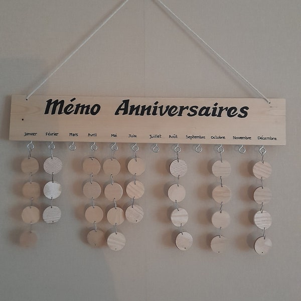 Mémo anniversaire , calendrier perpétuel d'anniversaires en bois, 30 pastilles pour prénoms à compléter.