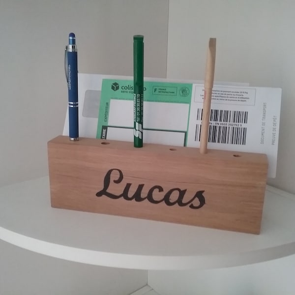 Organisateur de bureau en chêne pour  courrier et stylos.