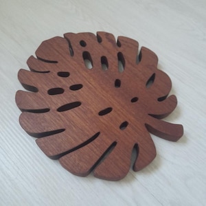Leaf, solid wood trivet. French artisanal creation.