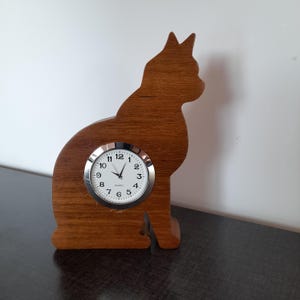 Katzensilhouette-Uhr, handgefertigte Holzkreation.