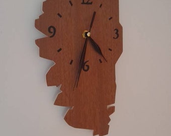 Corse , horloge en bois contour carte . Création artisanale française.