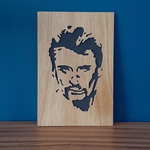 Peut inclure: Une œuvre d'art murale en bois avec une silhouette noire d'un visage d'homme. L'homme a une barbe et les cheveux courts.