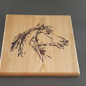 Cheval, dessous-de-plat en bois, motif au pyrograveur. création artisanale.