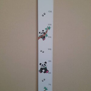 Gráfico de pared de madera con motivos de Panda. Elaborado artesanalmente, con posibilidad de personalización.