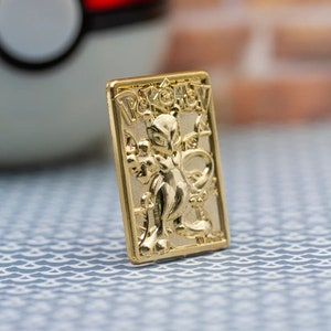 Broche de carte Mewtwo plaquée or