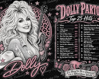 Może przedstawiać: Czarno-biała ilustracja Dolly Parton z gitarą i kowbojskim kapeluszem, ozdobiona różowymi, brokatowymi motylami, gwiazdami i wzorem w panterkę. Tekst zawiera listę 25 największych przebojów Dolly Parton oraz frazę It's Hard to Be a Diamond in a Rhinestone World.