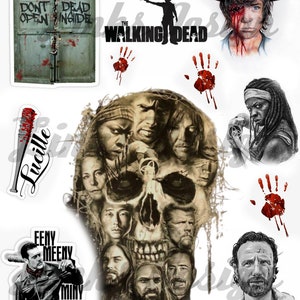 Puede incluir: Un conjunto de 10 pegatinas imprimibles con personajes del programa de televisión The Walking Dead. Las pegatinas incluyen una calavera con caras de personajes, una puerta con las palabras "No abrir Muertos dentro", una huella de mano, un bate de alambre de púas y varios personajes del programa.