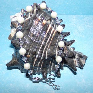 Elegant Pearlescent White Pearl and Crystal Bracelet