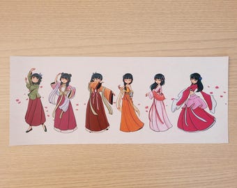 Op de afbeelding: Een rechthoekige sticker met zes geïllustreerde figuren met zwart haar, elk gekleed in een anders gekleurde jurk in traditionele stijl in tinten groen, roze, bruin, oranje, lichtroze en rood, geaccentueerd door kleine roze bloemblaadjes.
