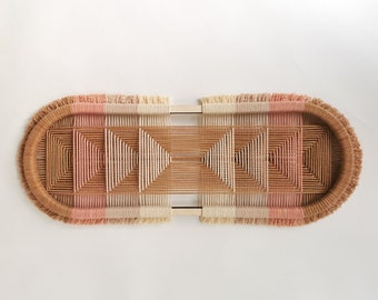 Línea ovalada / Nadiah Catechu / Tinte natural / Arte Fibrr / Colgante de pared