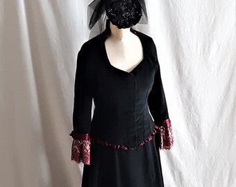 Reproduction d'une robe de soirée en velours noir de 1880
