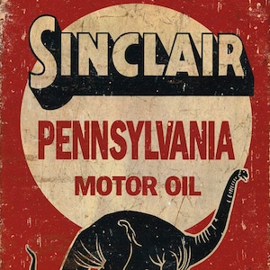 Puede incluir: Un anuncio vintage de Sinclair Oil Company con un fondo rojo, un círculo blanco y una silueta de dinosaurio negro. El texto dice "Sinclair Pennsylvania Motor Oil Mellowed 100 Million Years".